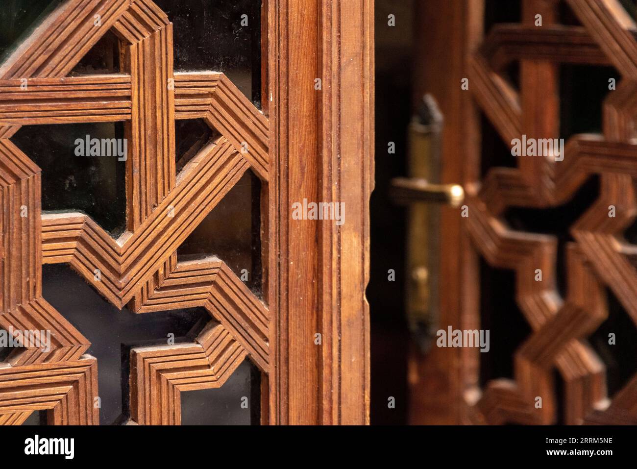 Reich dekorierte Tür in einem arabischen Palast in Marrakesch, Marokko Stockfoto