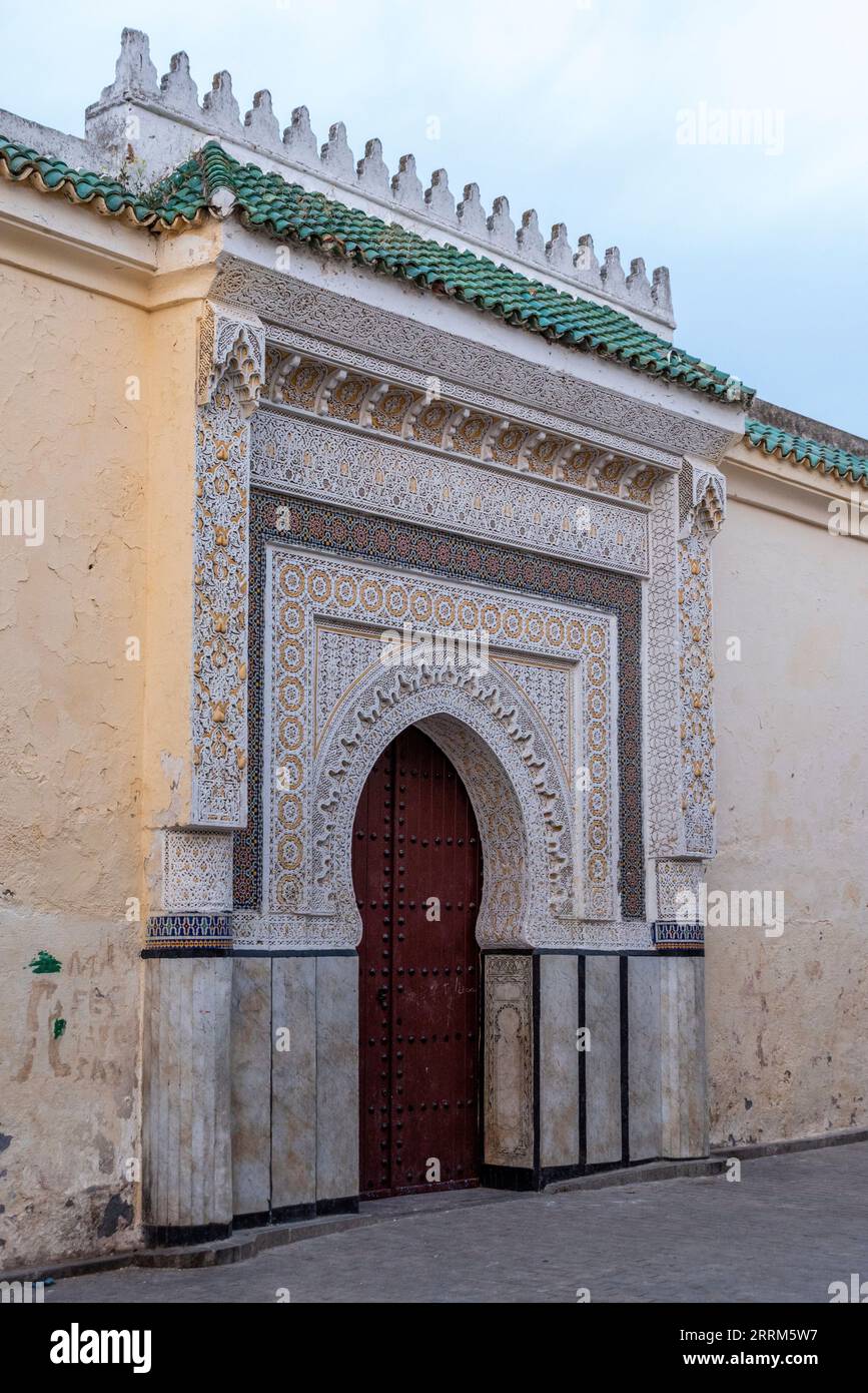 Kunstvoller Eingang mit Holzschnitzereien und Stuck zu einer Moschee in Fez, Marokko Stockfoto