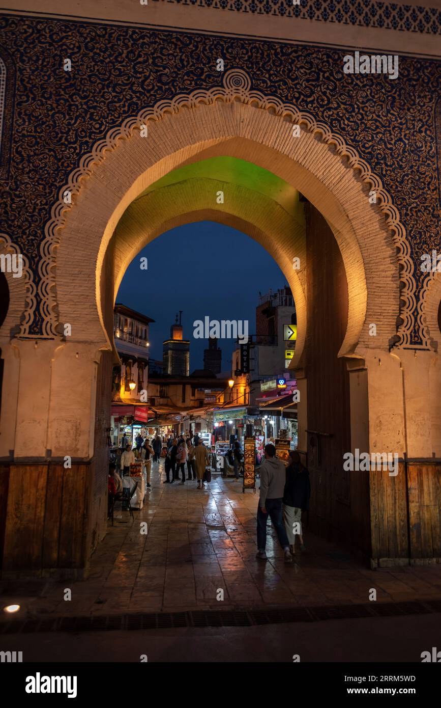 Berühmtes Stadttor Bab Boujloud in der Medina von Fez, Marokko Stockfoto