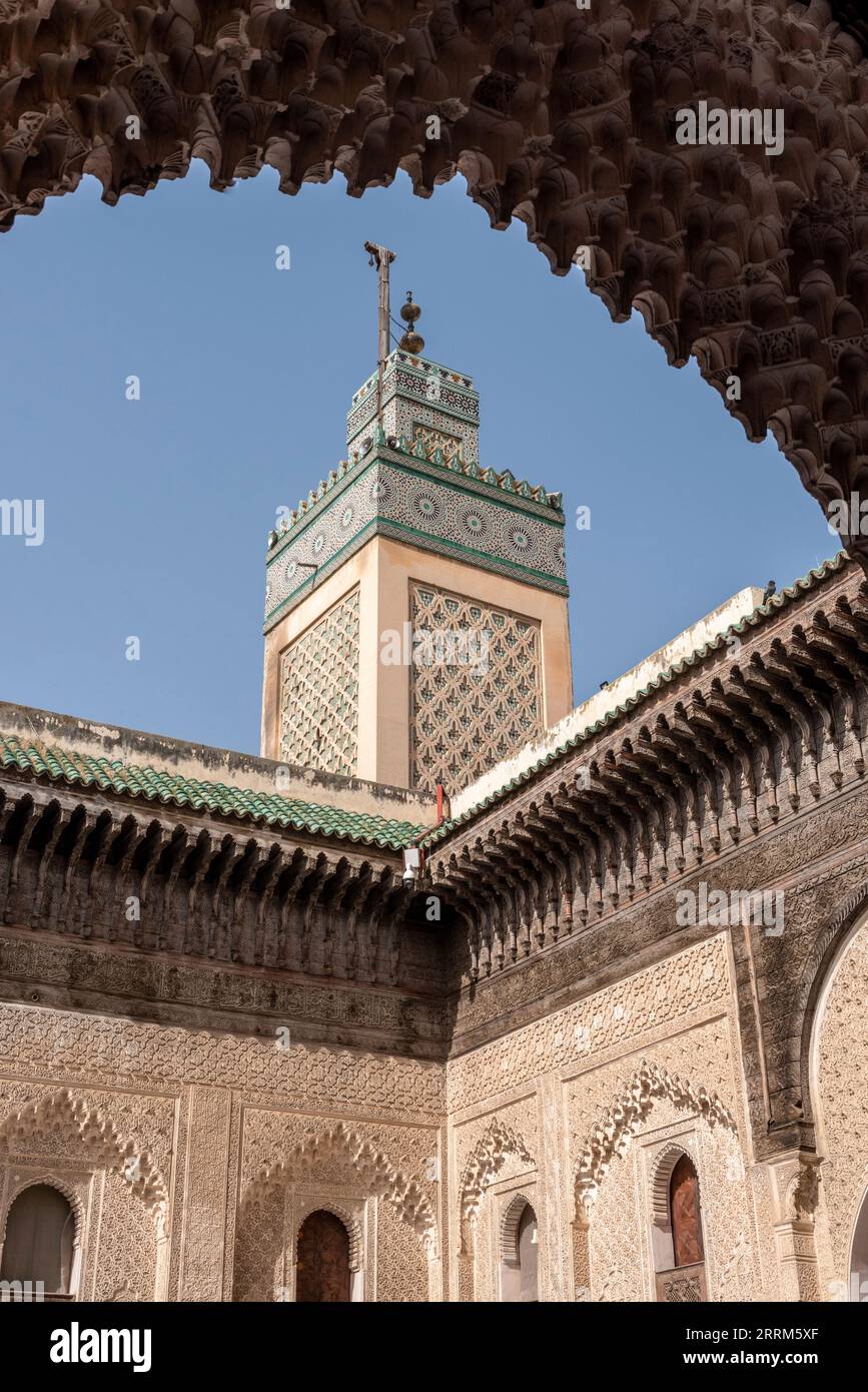 Fes, Marokko, traditionelle orientalische Fassade im Innenhof der Madrasa Bou Inaniya in der Medina von Fes, Marokko Stockfoto