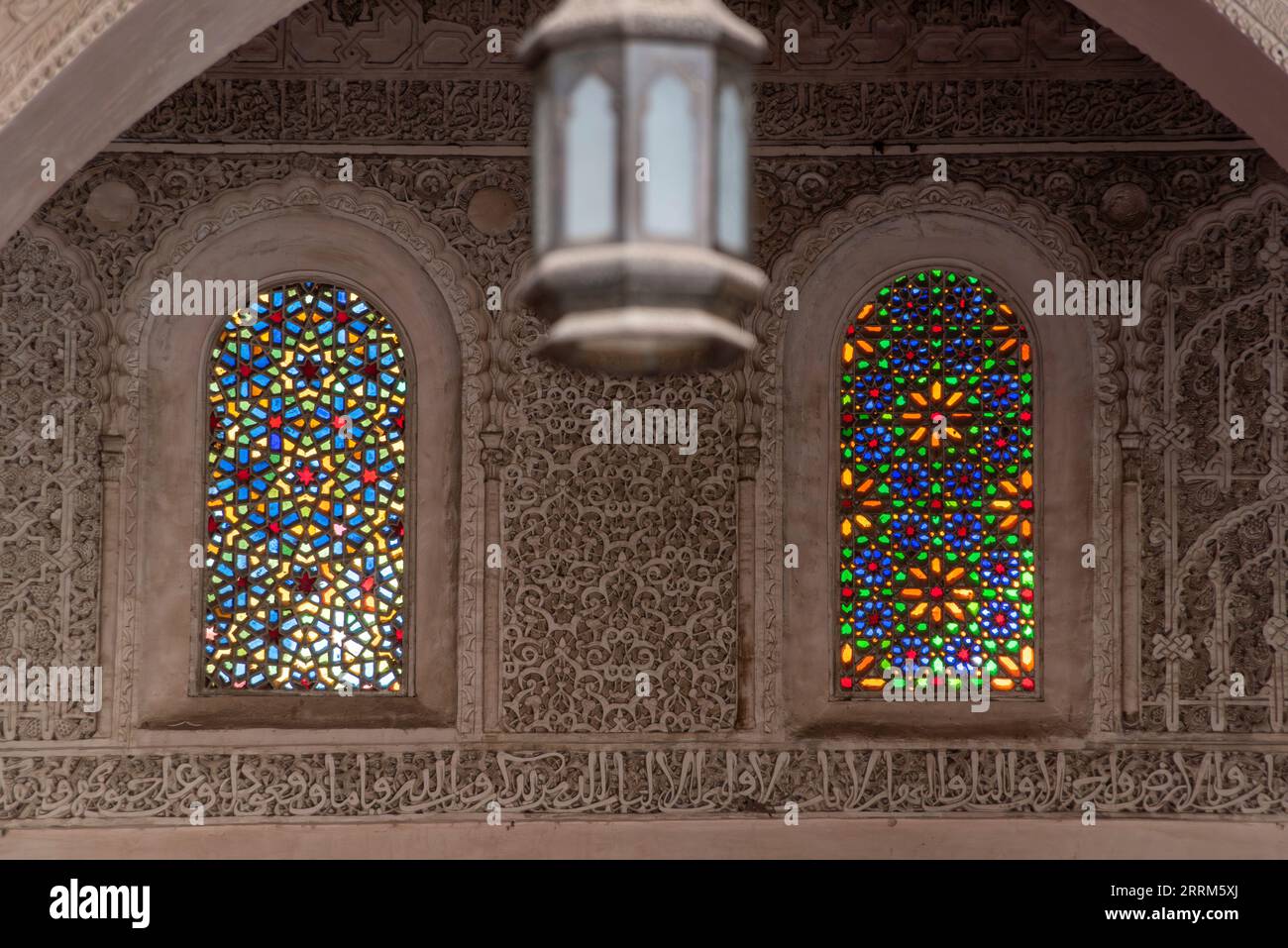 Zwei traditionell farbige Fenster in einem verlässlichen Gebäude in Marrakesch, Marokko Stockfoto