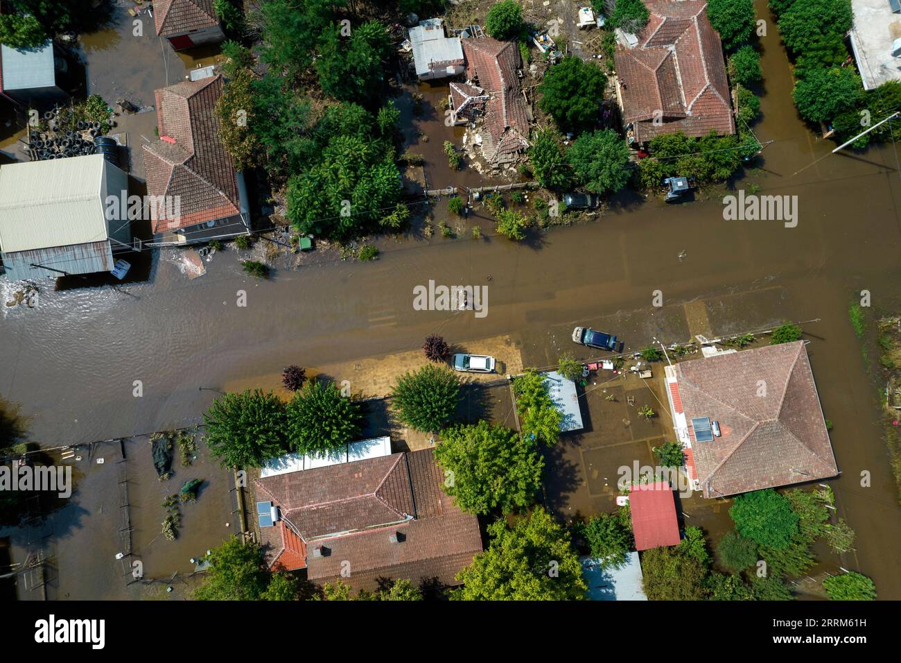 Karditsa, Griechenland. September 2023. Luftaufnahme des Dorfes Palamas in der Nähe der Stadt Karditsa. Nachdem der Sturm „Daniel“ riesige Niederschlagsmengen verursacht hat, kommt der Schaden nun ans Licht. Hunderte von Menschen mussten gerettet werden, da sie aufgrund der Wassermassen tagelang von der Umgebung abgeschnitten waren. Quelle: Yorgos Karahalis/dpa/Alamy Live News Stockfoto