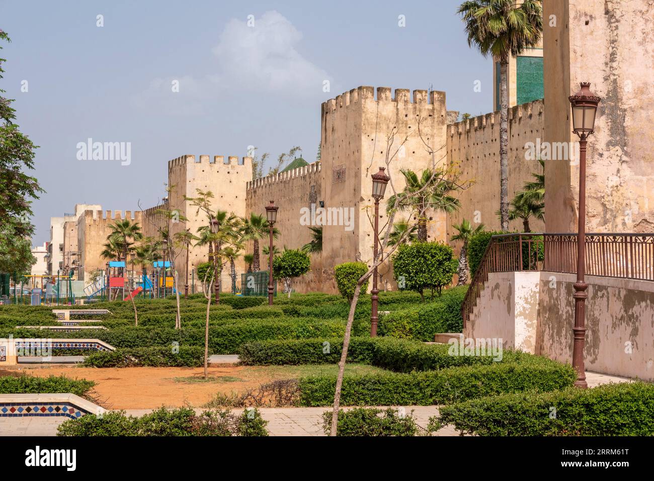 Starke alte Stadtmauer um die Innenstadt von Meknes, Marokko Stockfoto