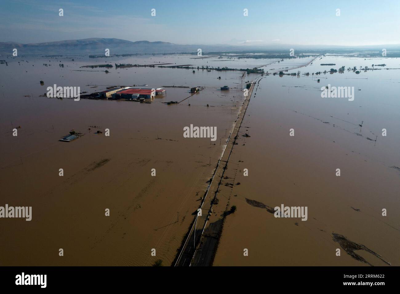 Karditsa, Griechenland. September 2023. Blick auf überflutete Gebiete in der Nähe des Dorfes Itea, wenige Kilometer von der Stadt Karditsa entfernt. Nachdem der Sturm „Daniel“ riesige Niederschlagsmengen verursacht hat, kommt der Schaden nun ans Licht. Hunderte von Menschen mussten gerettet werden, da sie aufgrund der Wassermassen tagelang von der Umgebung abgeschnitten waren. Quelle: Yorgos Karahalis/dpa/Alamy Live News Stockfoto