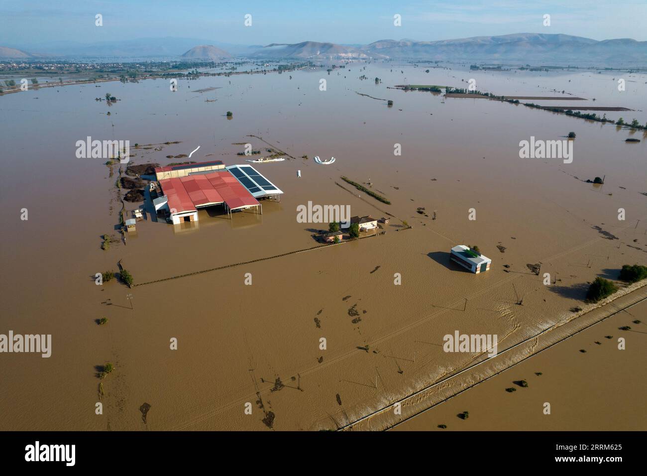 Karditsa, Griechenland. September 2023. Blick auf überflutete Gebiete in der Nähe des Dorfes Itea, wenige Kilometer von der Stadt Karditsa entfernt. Nachdem der Sturm „Daniel“ riesige Niederschlagsmengen verursacht hat, kommt der Schaden nun ans Licht. Hunderte von Menschen mussten gerettet werden, da sie aufgrund der Wassermassen tagelang von der Umgebung abgeschnitten waren. Quelle: Yorgos Karahalis/dpa/Alamy Live News Stockfoto
