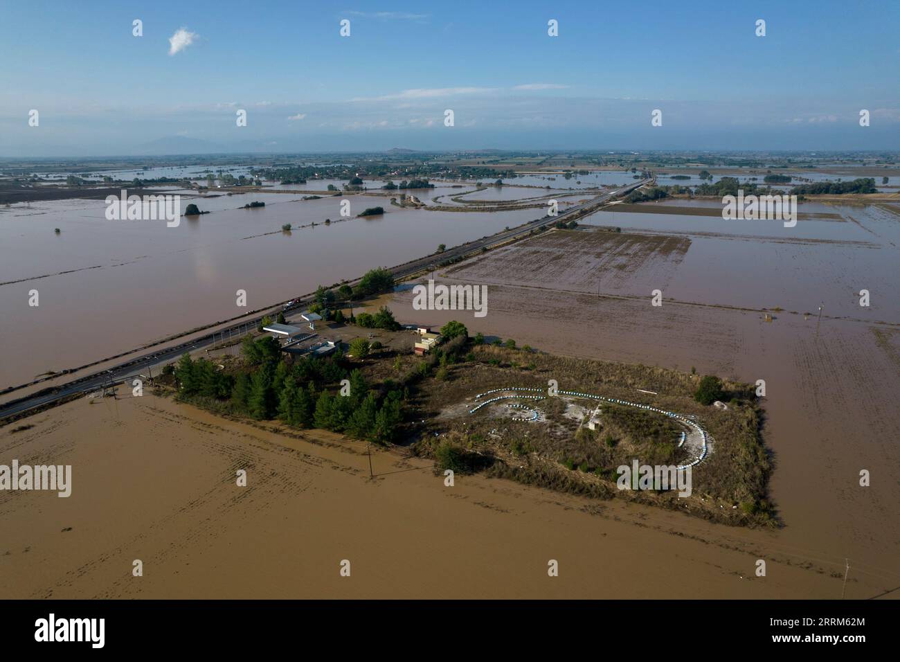 Karditsa, Griechenland. September 2023. Blick auf überflutete Gebiete in der Nähe des Dorfes Itea, wenige Kilometer von der Stadt Karditsa entfernt. Nachdem der Sturm „Daniel“ riesige Niederschlagsmengen verursacht hat, kommt der Schaden nun ans Licht. Hunderte von Menschen mussten gerettet werden, da sie aufgrund der Wassermassen tagelang von der Umgebung abgeschnitten waren. Quelle: Yorgos Karahalis/dpa/Alamy Live News Stockfoto