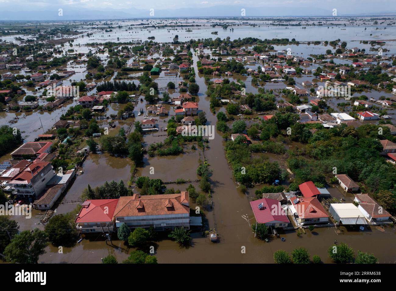 Karditsa, Griechenland. September 2023. Luftaufnahme des Dorfes Palamas in der Nähe der Stadt Karditsa. Nachdem der Sturm „Daniel“ riesige Niederschlagsmengen verursacht hat, kommt der Schaden nun ans Licht. Hunderte von Menschen mussten gerettet werden, da sie aufgrund der Wassermassen tagelang von der Umgebung abgeschnitten waren. Quelle: Yorgos Karahalis/dpa/Alamy Live News Stockfoto