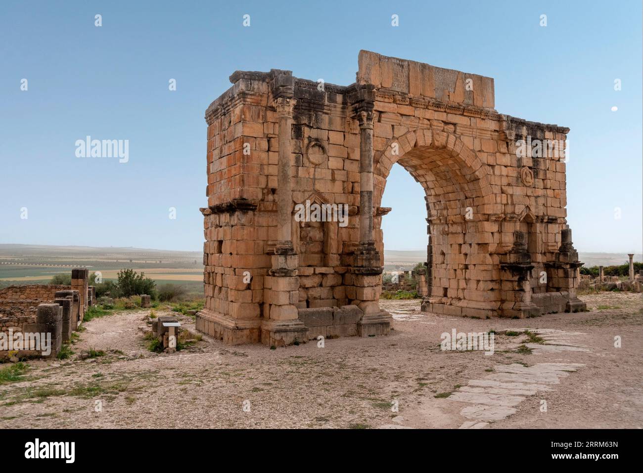 Der berühmte Triumphbogen von Volubilis, eine alte römische Stadt in Marokko, Nordafrika Stockfoto