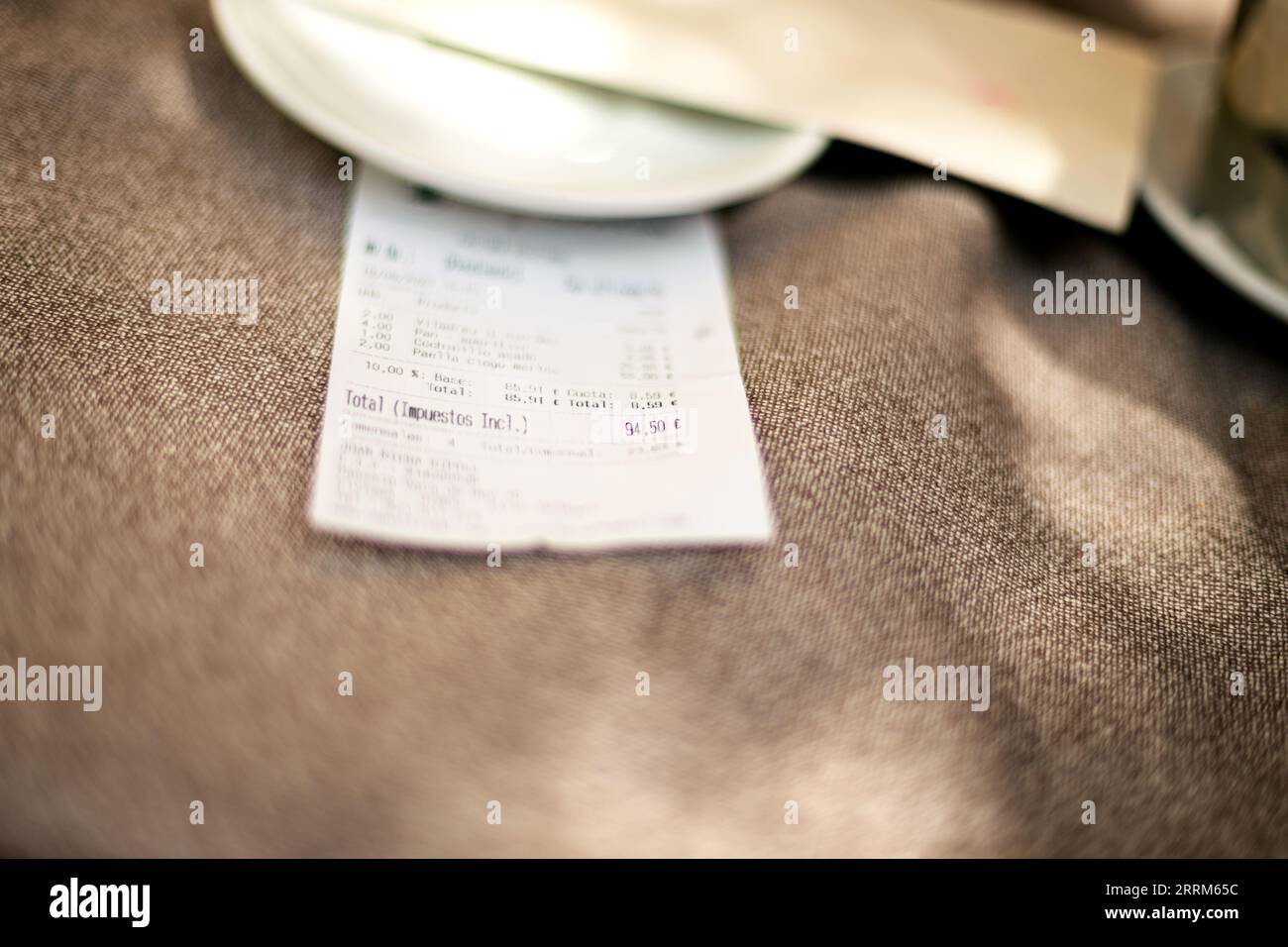 Das kostet normalerweise eine vierköpfige Familie, wenn sie in einem Restaurant in Spanien in Europa essen möchte. Kosten für Lebensmittel. Familiengericht kostet. Lebenshaltungskosten. Stockfoto