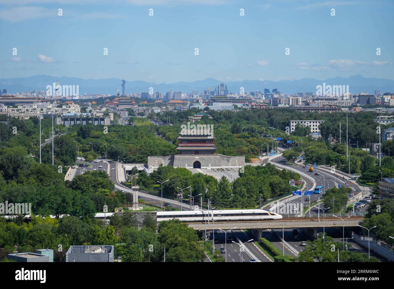 221005 -- PEKING, 5. Oktober 2022 -- Foto aufgenommen am 16. August 2022 zeigt einen Zug, der am Yongdingmen Gate in Peking, der Hauptstadt Chinas, vorbeifährt. Die chinesischen Behörden haben geplant, die Beijing Central Axis als Chinas Projekt zur Anwendung des Weltkulturerbes 2024 zu empfehlen, so die National Cultural Heritage Administration. Die Pekinger Zentralachse ist 7,8 Kilometer lang, beginnend vom Yongding-Tor im Süden der Stadt bis zum Trommelturm und Glockenturm im Norden. Die meisten der großen Gebäude der Altstadt Pekings befinden sich entlang dieser Achse. Die Mittelachse ist das Rückgrat von Stockfoto