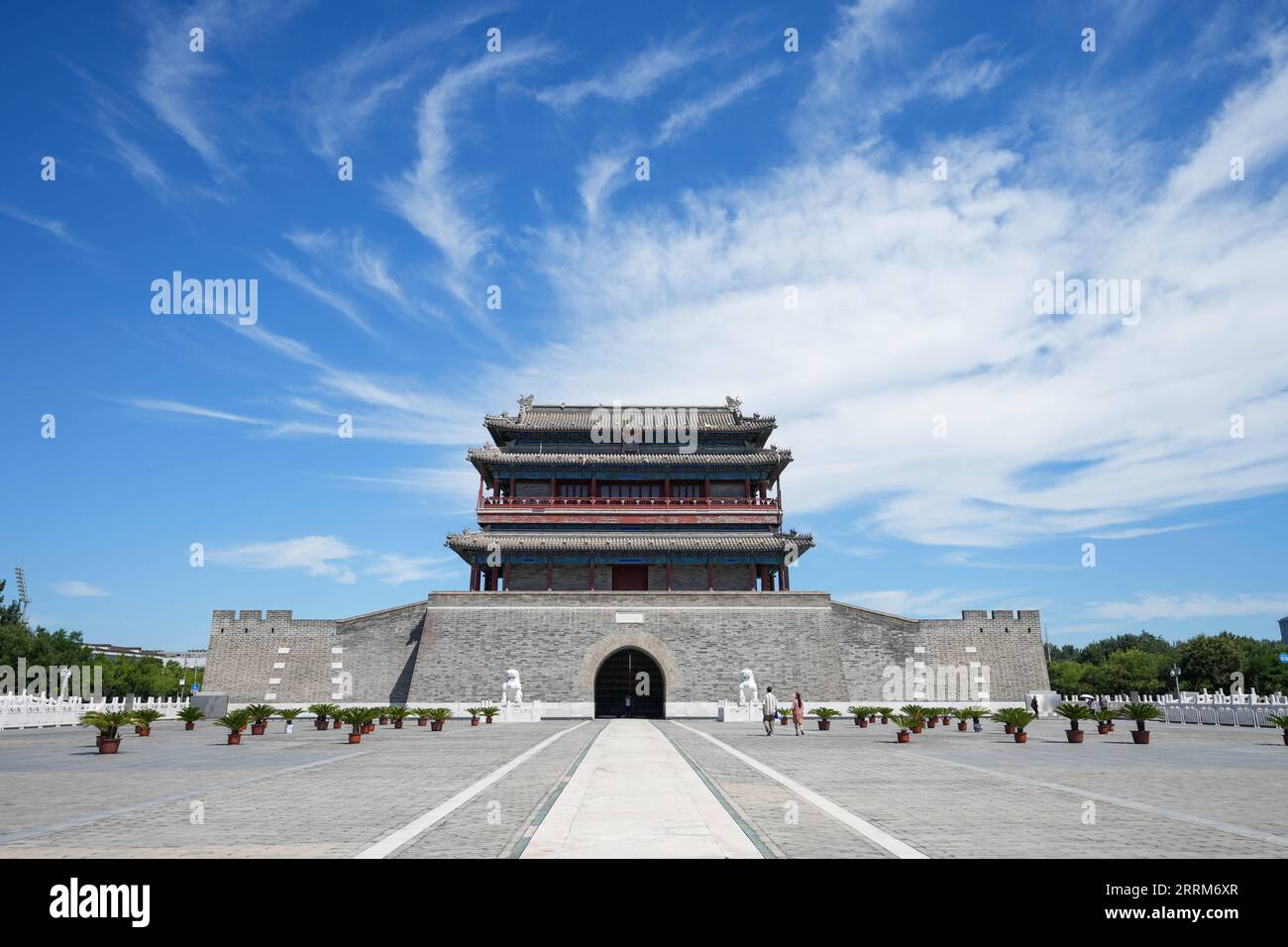 221005 -- PEKING, 5. Oktober 2022 -- Menschen besuchen das Yongdingmen-Tor in Peking, Hauptstadt Chinas, 16. August 2022. Die chinesischen Behörden haben geplant, die Beijing Central Axis als Chinas Projekt zur Anwendung des Weltkulturerbes 2024 zu empfehlen, so die National Cultural Heritage Administration. Die Pekinger Zentralachse ist 7,8 Kilometer lang, beginnend vom Yongding-Tor im Süden der Stadt bis zum Trommelturm und Glockenturm im Norden. Die meisten der großen Gebäude der Altstadt Pekings befinden sich entlang dieser Achse. Die Zentralachse ist das Rückgrat des alten Peking, representi Stockfoto