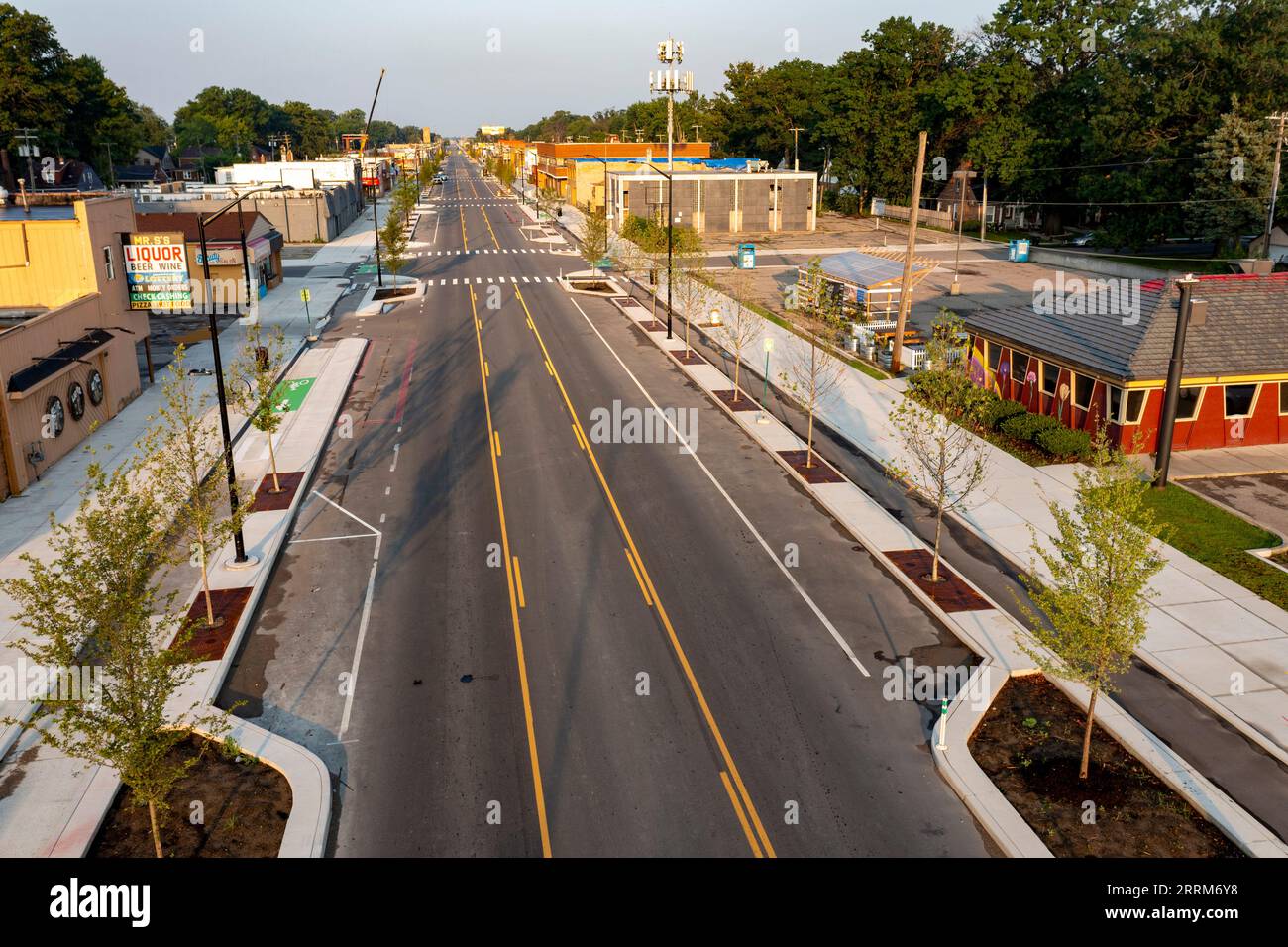 Detroit, Michigan – Eine neue Straßenlandschaft im Stadtteil Morningside reduziert den Verkehr in jede Richtung auf eine Spur und bietet geschützte Radwege lin Stockfoto