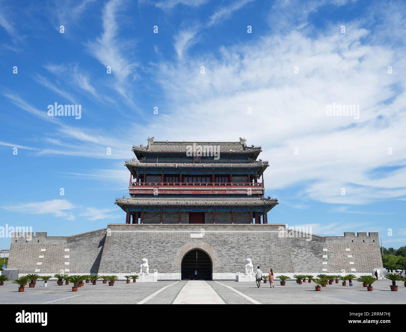 221005 -- PEKING, 5. Oktober 2022 -- Menschen besuchen das Yongdingmen-Tor in Peking, Hauptstadt Chinas, 16. August 2022. Die chinesischen Behörden haben geplant, die Beijing Central Axis als Chinas Projekt zur Anwendung des Weltkulturerbes 2024 zu empfehlen, so die National Cultural Heritage Administration. Die Pekinger Zentralachse ist 7,8 Kilometer lang, beginnend vom Yongding-Tor im Süden der Stadt bis zum Trommelturm und Glockenturm im Norden. Die meisten der großen Gebäude der Altstadt Pekings befinden sich entlang dieser Achse. Die Zentralachse ist das Rückgrat des alten Peking, representi Stockfoto