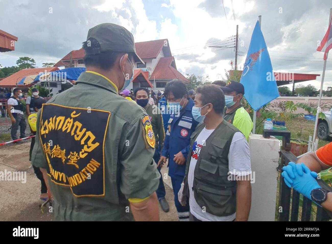 Thailand, mehr als 30 Tote bei Angriff auf Kindergarten in Na Klang, Provinz Nong Bua Lamphu 221006 -- NONG BUA LAMPHU, 6. Oktober 2022 -- Mitarbeiter versammeln sich in der Kindertagesstätte, wo am 6. Oktober 2022 in der Provinz Nong Bua Lamphu, Thailand, ein Shooting stattfand. Die Zahl der Todesopfer durch Massenschießereien in einem Kinderbetreuungszentrum am Donnerstag in der nordöstlichen thailändischen Provinz Nong Bua Lamphu ist auf 38 gestiegen, die meisten davon Kinder, sagten die lokalen Behörden. THAILAND-NONG BUA LAMPHU-MASSENSCHIESSEN XINHUA PUBLICATIONXNOTXINXCHN Stockfoto