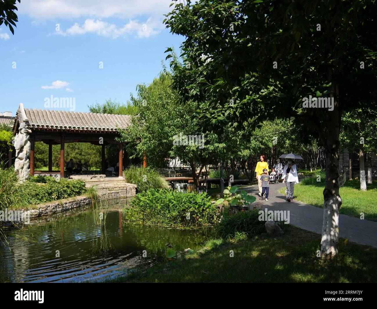 221005 -- PEKING, 5. Oktober 2022 -- Menschen besuchen den Sanlihe Park des Dongcheng Bezirks in Peking, Hauptstadt von China, 16. August 2022. Die chinesischen Behörden haben geplant, die Beijing Central Axis als Chinas Projekt zur Anwendung des Weltkulturerbes 2024 zu empfehlen, so die National Cultural Heritage Administration. Die Pekinger Zentralachse ist 7,8 Kilometer lang, beginnend vom Yongding-Tor im Süden der Stadt bis zum Trommelturm und Glockenturm im Norden. Die meisten der großen Gebäude der Altstadt Pekings befinden sich entlang dieser Achse. Die Mittelachse ist das Rückgrat des alten B Stockfoto