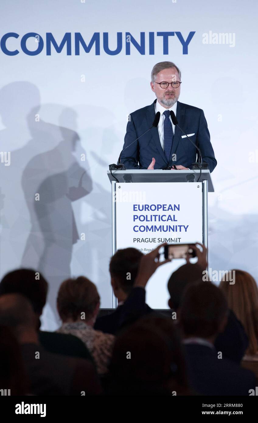 221007 -- PRAG, 7. Oktober 2022 -- der tschechische Premierminister Petr Fiala spricht auf einer Pressekonferenz nach dem ersten EPC-Treffen der Europäischen Politischen Gemeinschaft in Prag, Tschechische Republik, 6. Oktober 2022. Der EPC wird seine nächste Sitzung in der moldauischen Hauptstadt Chisinau einberufen, sagte der tschechische Premierminister Petr Fiala am Donnerstag hier. Fiala äußerte sich nach dem ersten Treffen des EPC in Prag, dem ersten solchen Treffen in der Stadt, an dem mehr als 40 europäische Staats- und Regierungschefs teilnahmen. TSCHECHISCHE REPUBLIK-PRAG-EPC-MEETING-PRESSEKONFERENZ LIANXYI PUBLICATIONXNOTXINXCHN Stockfoto