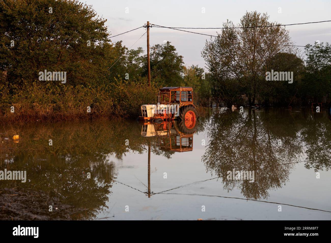 Karditsa, Griechenland. September 2023. Ein Traktor steht in der überfluteten Gegend in der Nähe des Dorfes Itea, wenige Kilometer von der Stadt Karditsa entfernt. Nachdem der Sturm „Daniel“ riesige Niederschlagsmengen verursacht hat, kommt der Schaden nun ans Licht. Hunderte von Menschen mussten gerettet werden, da sie aufgrund der Wassermassen tagelang von der Umgebung abgeschnitten waren. Quelle: Yorgos Karahalis/dpa/Alamy Live News Stockfoto