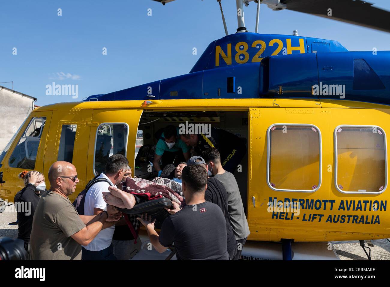 Karditsa, Griechenland. September 2023. Die Menschen tragen einen Evakuierten zu einem Rettungshubschrauber im Dorf Palamas in der Nähe der Stadt Karditsa. Nachdem der Sturm „Daniel“ riesige Niederschlagsmengen verursacht hat, kommt der Schaden nun ans Licht. Hunderte von Menschen mussten gerettet werden, da sie aufgrund der Wassermassen tagelang von der Umgebung abgeschnitten waren. Quelle: Yorgos Karahalis/dpa/Alamy Live News Stockfoto