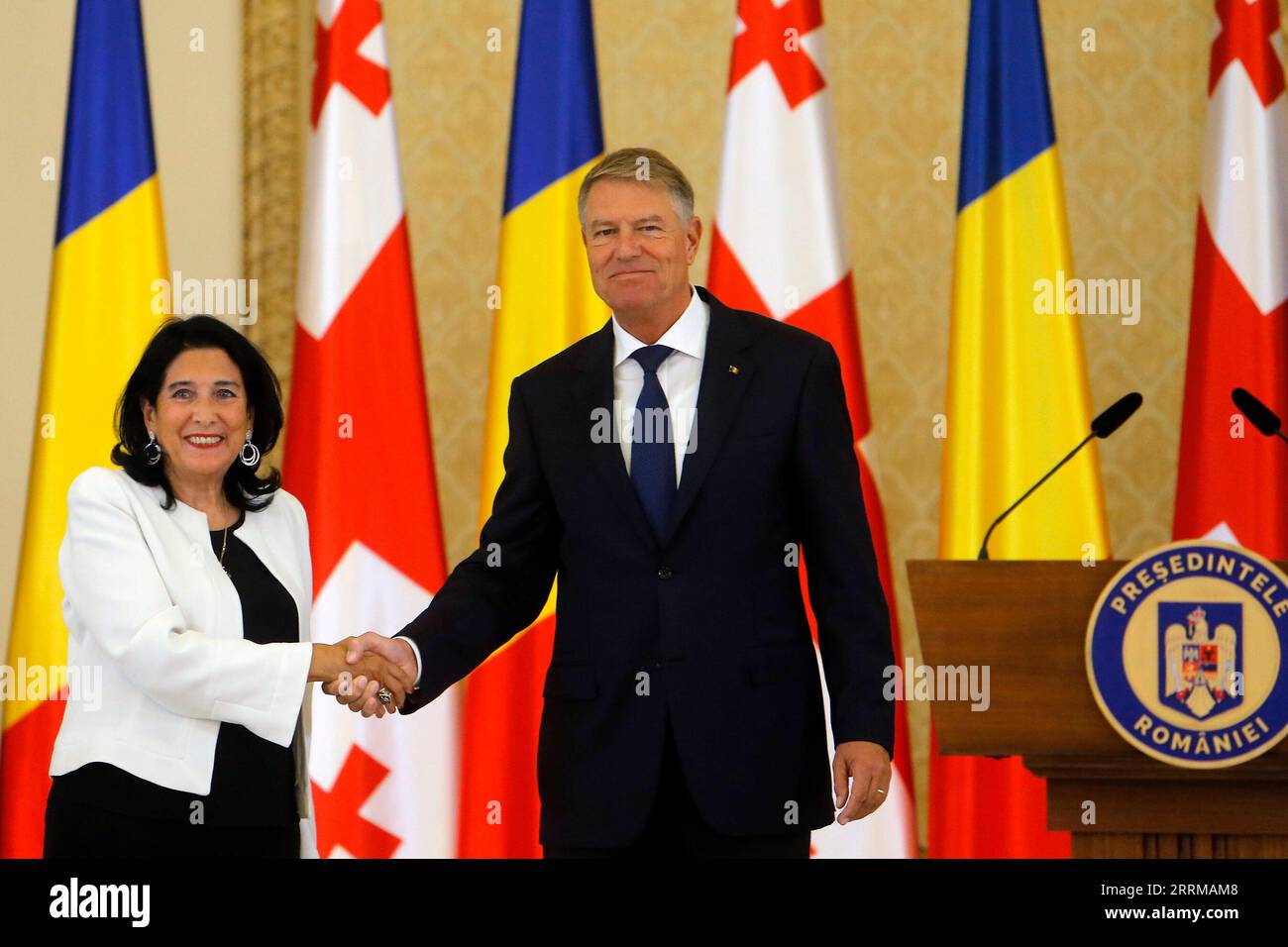 221011 -- BUKAREST, 11. Oktober 2022 -- der rumänische Präsident Klaus Iohannis R gibt dem georgischen Präsidenten Salome Zourabichvili nach einer gemeinsamen Pressekonferenz im Cotroceni-Präsidentenpalast in Bukarest, Rumänien, am 11. Oktober 2022 die Hand. Der rumänische Präsident Klaus Iohannis und sein georgischer Amtskollege Salome Zourabichvili unterzeichneten am Dienstag eine gemeinsame Erklärung zur Gründung einer strategischen Partnerschaft zwischen den beiden Ländern. Foto: /Xinhua ROMANIA-BUKAREST-PRESIDENT-GEORGIA-PRESIDENT-MEETING CristianxCristel PUBLICATIONxNOTxINxCHN Stockfoto