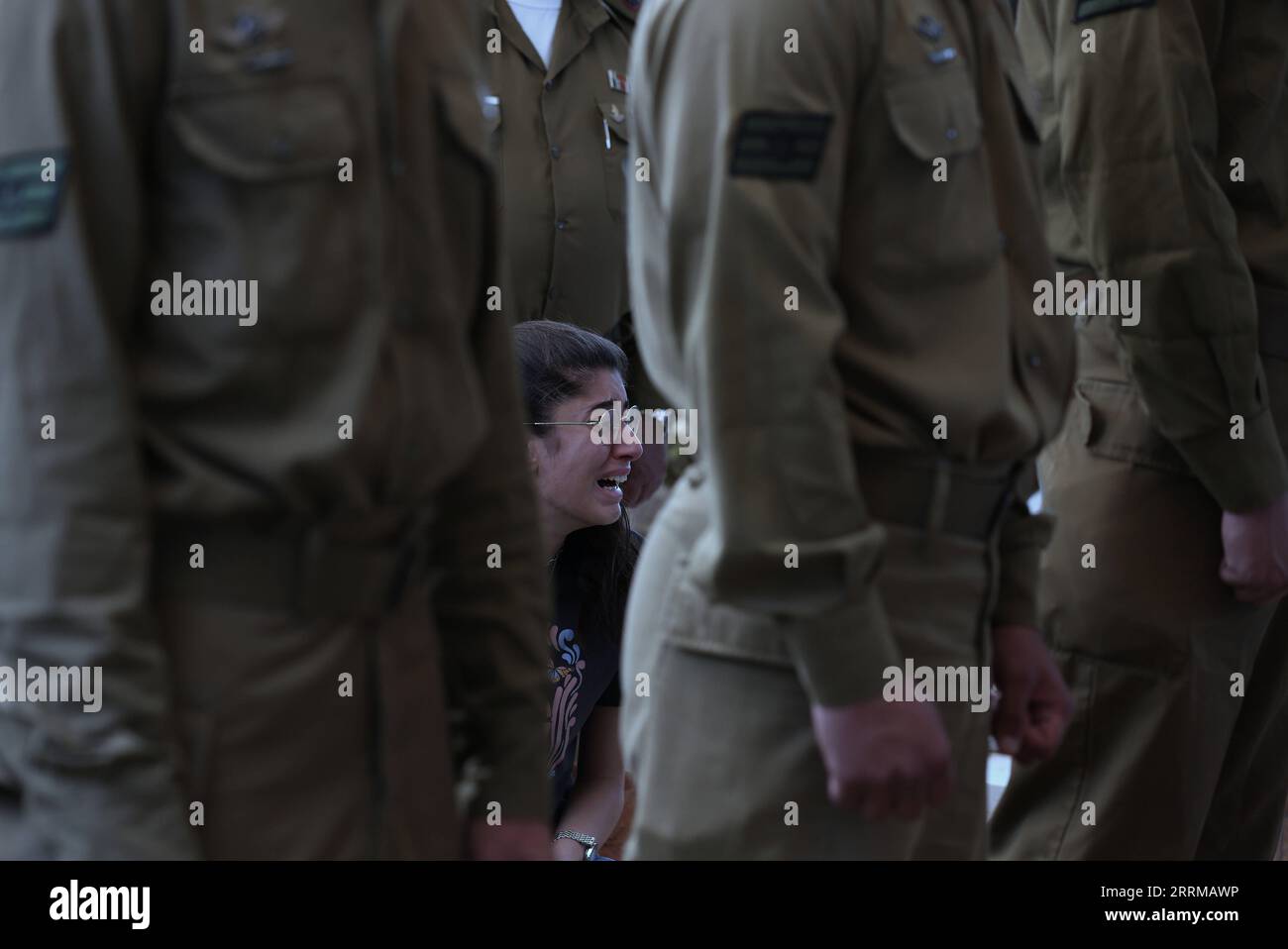 221012 -- GEDERA ISRAEL, 12. Oktober 2022 -- Soldaten und Verwandte nehmen am 12. Oktober 2022 an der Beerdigung eines israelischen Soldaten auf dem Militärfriedhof in Gedera, Zentralisrael, Teil. Der israelische Soldat wurde am Dienstag bei einem Drive-by-Schießangriff im besetzten Westjordanland getötet, während die Gewalt zwischen Israel und den Palästinensern eskalierte. Via Xinhua ISRAEL-GEDERA-SOLDAT-BEERDIGUNG IlanxAssayag/JINI PUBLICATIONxNOTxINxCHN Stockfoto