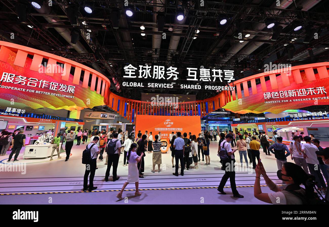 News Bilder des Tages 221013 -- PEKING, 13. Oktober 2022 -- Menschen besuchen die Leistungsausstellung des chinesischen Handels mit Dienstleistungen während der China International Fair for Trade in Services CIFTIS 2022 in Peking, Hauptstadt von China, 1. September 2022. Xinhua Schlagzeilen: China -- zehn Perspektiven auf ein bemerkenswertes Jahrzehnt LixXin PUBLICATIONxNOTxINxCHN Stockfoto