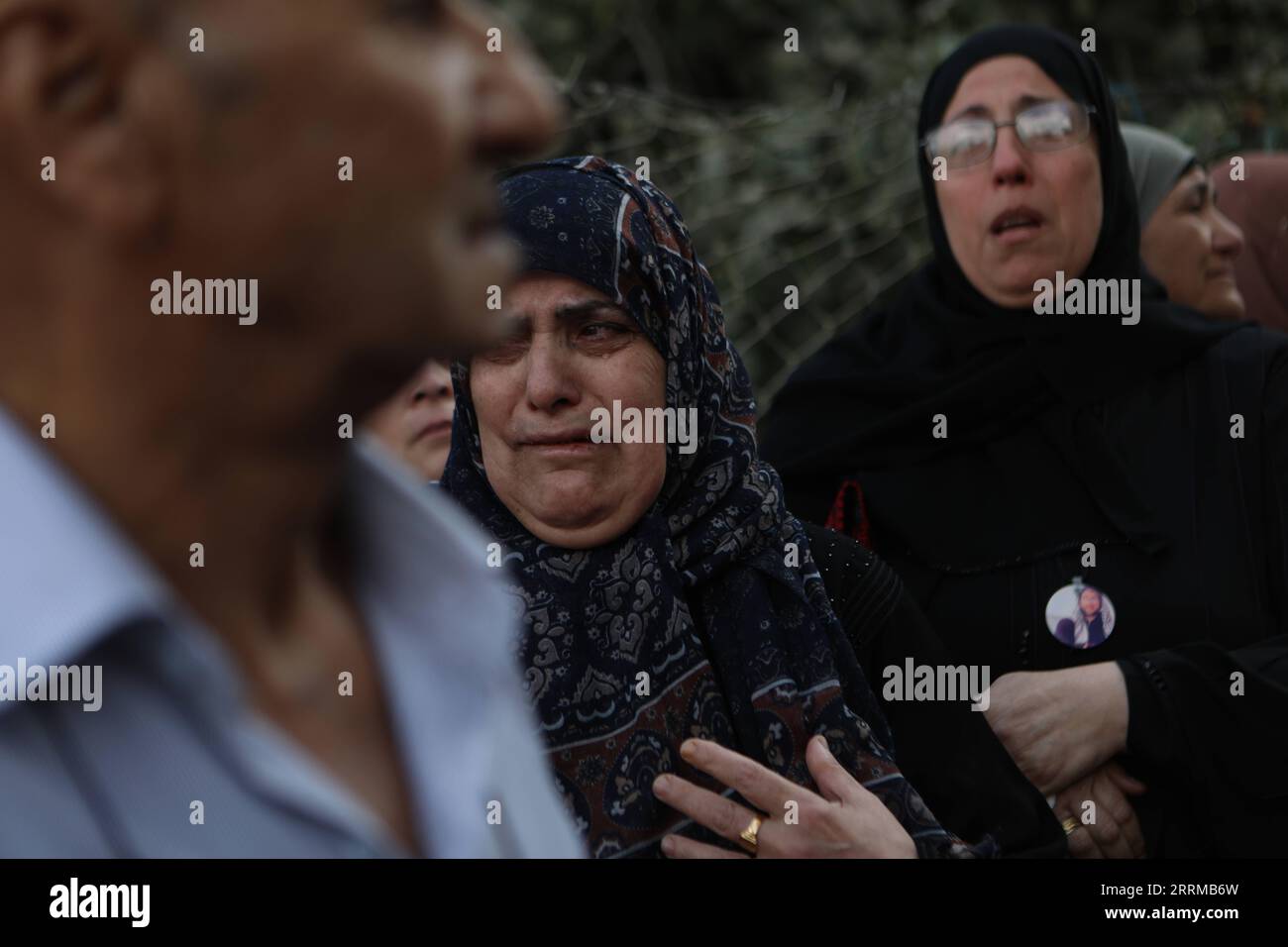 221013 -- HEBRON, 13. Oktober 2022 -- Ein Verwandter von Osama Adawi, der von einem israelischen Soldaten getötet wurde, trauert während seiner Beerdigung in der Westbank-Stadt Hebron, 13. Oktober 2022. Ein Palästinenser wurde getötet und drei weitere verletzt am Mittwoch während der Zusammenstöße mit den israelischen Soldaten im Al-Aroub Flüchtlingscamp nördlich der Stadt Hebron im südlichen Westjordanland, sagten palästinensische Gesundheitsbehörden und Augenzeugen. Das palästinensische Gesundheitsministerium sagte in einer Erklärung, dass Osama Adawi, 18, getötet wurde, nachdem er von einem israelischen Soldaten erschossen wurde, während die Zusammenstöße am Nachmittag ausbrachen Stockfoto