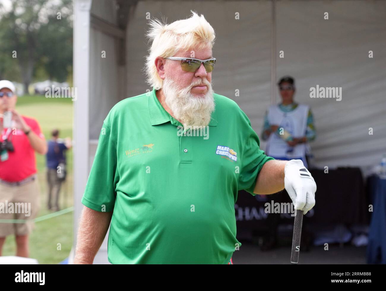 St. Louis, Usa. September 2023. Der Golfer John Daly wartet auf seinen Schuss auf das erste Loch während des Ascension Charity Classic in St. Louis am Freitag, 8. September 2023. Foto von Bill Greenblatt/UPI Credit: UPI/Alamy Live News Stockfoto