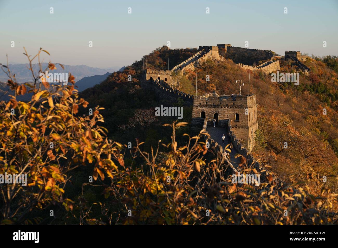 221023 -- PEKING, 23. Oktober 2022 -- Touristen besuchen den Mutianyu-Abschnitt der Chinesischen Mauer in Peking, Hauptstadt von China, 22. Oktober 2022. CHINA-BEIJING-GREAT WALL-MUTIANYU CN JUXHUANZONG PUBLICATIONXNOTXINXCHN Stockfoto