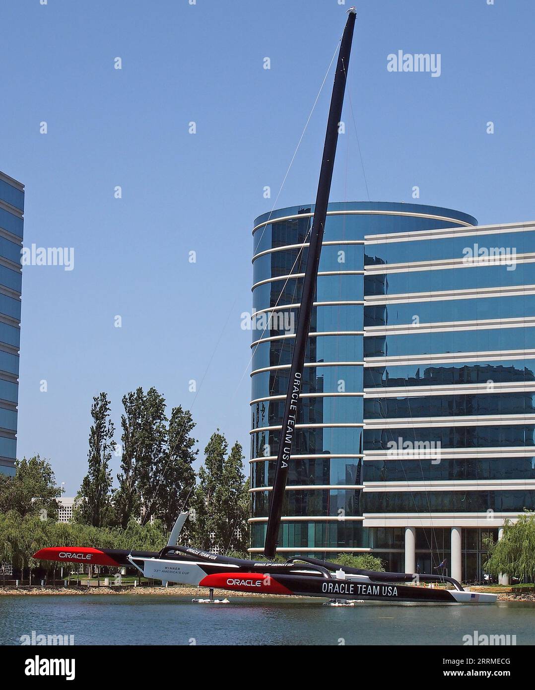 Oracle Team USA America's Cup Katamaran neben den Oracle Corporation Campus Buildings, Redwood Shores, Kalifornien, 2014 Stockfoto