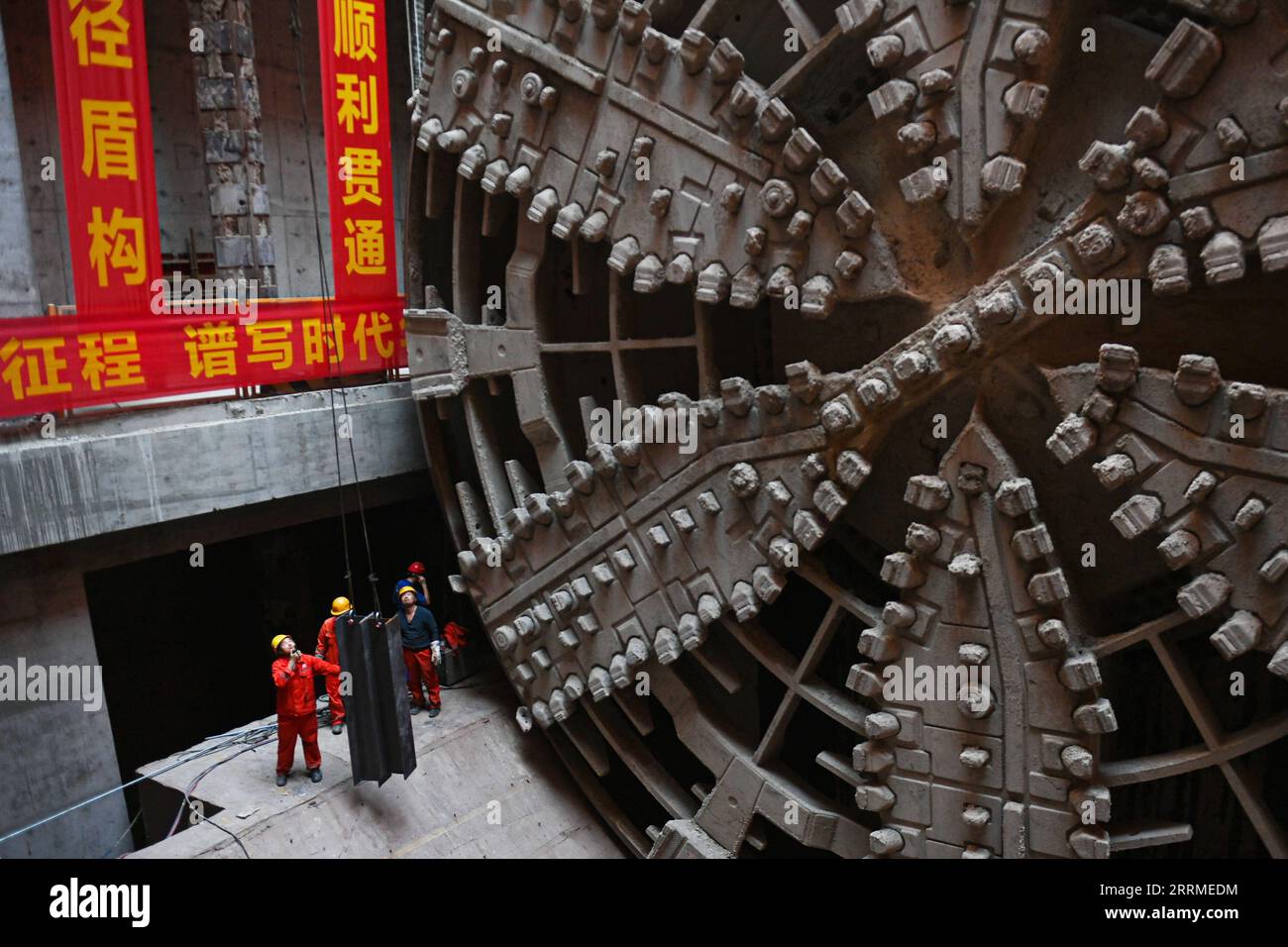 221024 -- HANGZHOU, 24. Oktober 2022 -- dieses Foto, das am 24. Oktober 2022 aufgenommen wurde, zeigt die Schildtunnelmaschine Fuchun auf der Baustelle des Qinwang-Tunnelprojekts im Bezirk Fuyang von Hangzhou, ostchinesische Provinz Zhejiang. Der Qinwang-Tunnel, der erste Flusstunnel im Fuchun River Basin, wurde am Montag erfolgreich durchbohrt. Es ist derzeit der größte Schildtunnel in der Provinz Zhejiang und der größte gemeinsame Straßen-Schienen-Bautunnel in China. CHINA-ZHEJIANG-HANGZHOU-FUCHUN RIVER-TUNNEL-BAU CN HUANGXZONGZHI PUBLICATIONXNOTXINXCHN Stockfoto