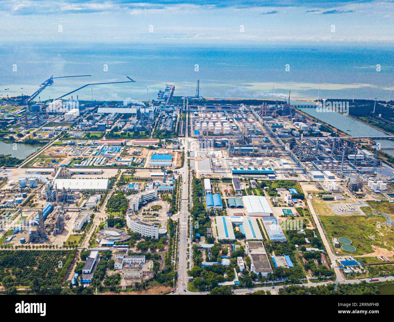 221026 -- DONGFANG, 26. Oktober 2022 -- dieses Luftbild, das am 20. Oktober 2022 aufgenommen wurde, zeigt den Dongfang Lingang Industriepark in der Stadt Dongfang in der südchinesischen Provinz Hainan. Der Dongfang Lingang Industrial Park in Dongfang City ist einer der wichtigsten Parks des Freihandelshafens Hainan. Der Industriepark entwickelt sich allmählich zu einer High-Tech-Industriebasis mit petrochemischen neuen Materialien, Schiffsausrüstungen und sauberer Energie. CHINA-HAINAN-DONGFANG-INDUSTRIAL PARK CN PUXXIAOXU PUBLICATIONXNOTXINXCHN Stockfoto