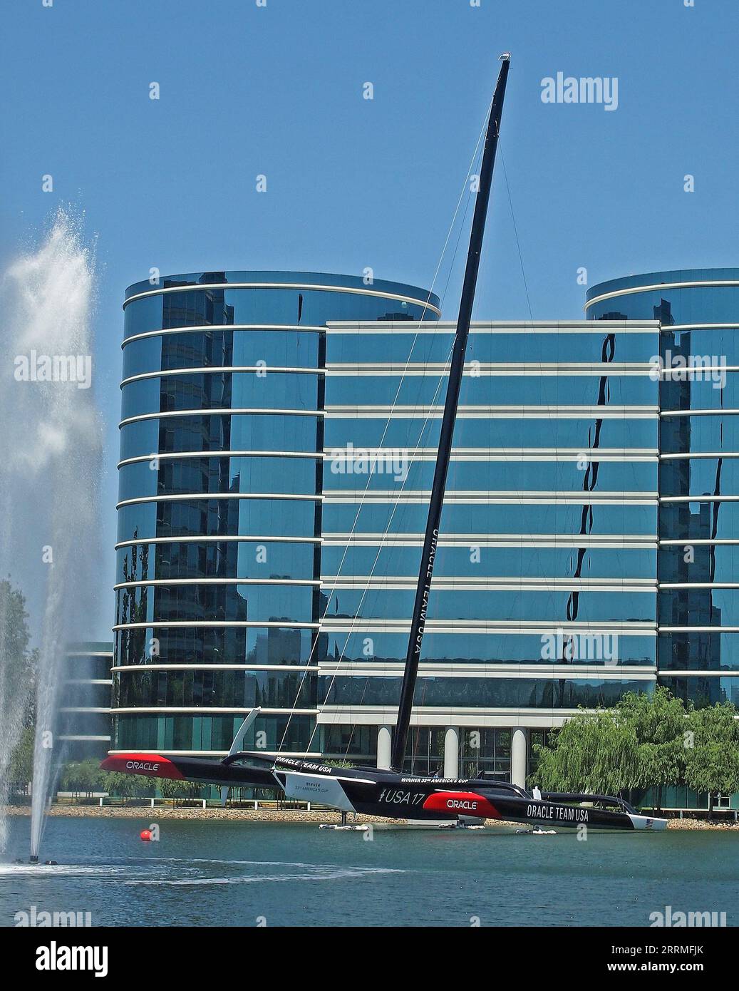 Oracle Team USA America's Cup Katamaran neben den Oracle Corporation Campus Buildings, Redwood Shores, Kalifornien, 2014 Stockfoto
