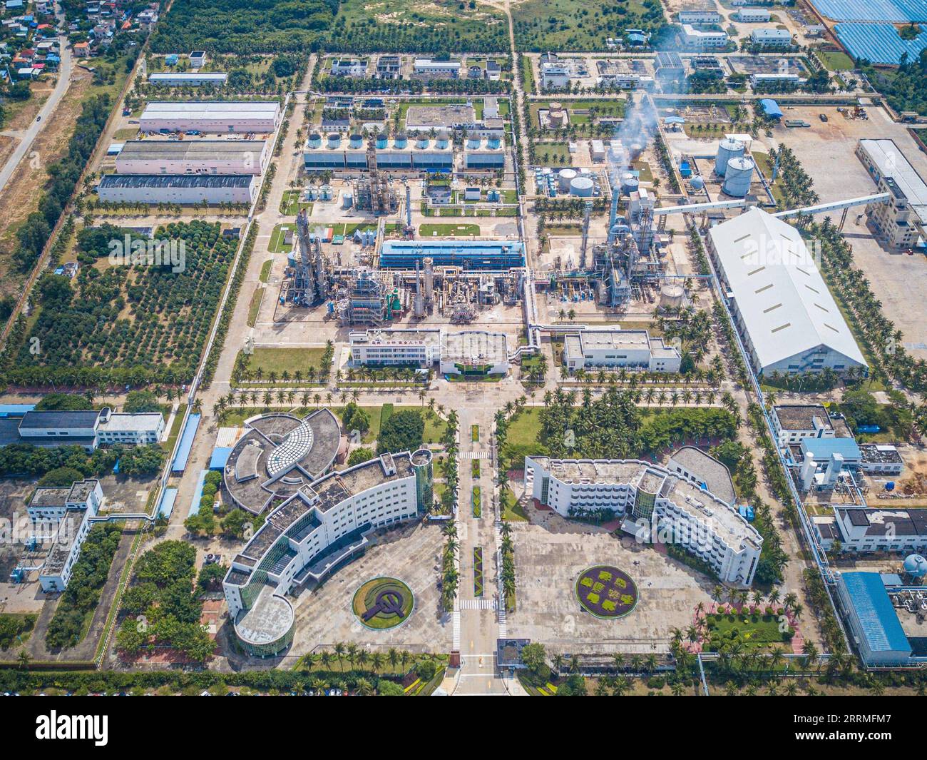 221026 -- DONGFANG, 26. Oktober 2022 -- dieses Luftbild, das am 20. Oktober 2022 aufgenommen wurde, zeigt eine Firma im Dongfang Lingang Industrial Park in Dongfang City, Südchinesische Provinz Hainan. Der Dongfang Lingang Industrial Park in Dongfang City ist einer der wichtigsten Parks des Freihandelshafens Hainan. Der Industriepark entwickelt sich allmählich zu einer High-Tech-Industriebasis mit petrochemischen neuen Materialien, Schiffsausrüstungen und sauberer Energie. CHINA-HAINAN-DONGFANG-INDUSTRIAL PARK CN PUXXIAOXU PUBLICATIONXNOTXINXCHN Stockfoto
