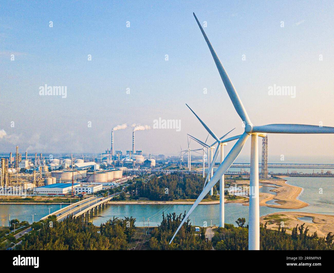 221026 -- DONGFANG, 26. Oktober 2022 -- dieses Luftbild, das am 23. Oktober 2022 aufgenommen wurde, zeigt den Dongfang Lingang Industriepark in der Stadt Dongfang in der südchinesischen Provinz Hainan. Der Dongfang Lingang Industrial Park in Dongfang City ist einer der wichtigsten Parks des Freihandelshafens Hainan. Der Industriepark entwickelt sich allmählich zu einer High-Tech-Industriebasis mit petrochemischen neuen Materialien, Schiffsausrüstungen und sauberer Energie. CHINA-HAINAN-DONGFANG-INDUSTRIAL PARK CN PUXXIAOXU PUBLICATIONXNOTXINXCHN Stockfoto