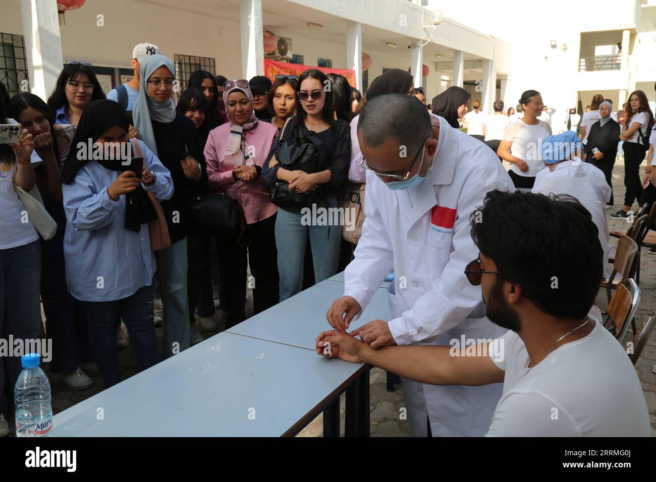 221028 -- TUNIS, 28. Oktober 2022 -- Ein chinesischer Arzt führt Akupunkturbehandlung für einen tunesischen Studenten in Tunis, Tunesien, am 27. Oktober 2022 durch. Die 26. Auflage des chinesischen Ärzteteams nach Tunesien am Donnerstag hat eine kostenlose Klinik hier an der Universität von Karthago. Foto von /Xinhua TUNISIA-TUNIS-CHINESE MEDICAL TEAM-CLINIC AdelxEzzine PUBLICATIONxNOTxINxCHN Stockfoto