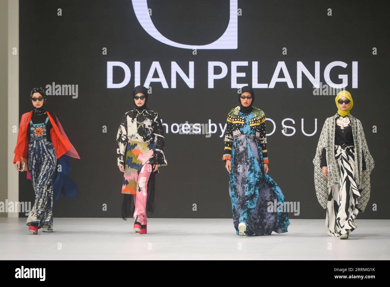 221028 -- JAKARTA, 28. Oktober 2022 -- Model präsentiert Kreationen der indonesischen Modemarke Dian Pelangi während der Jakarta Fashion Week 2023 in Jakarta, Indonesien, 28. Oktober 2022. INDONESIA-JAKARTA-FASHION WEEK 2023 Zulkarnain PUBLICATIONxNOTxINxCHN Stockfoto