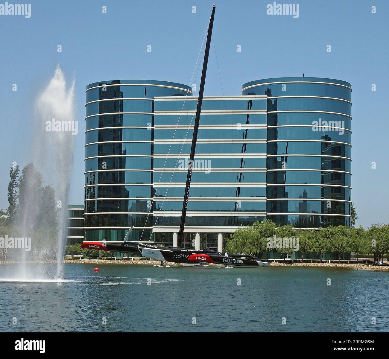 Oracle Team USA America's Cup Katamaran neben den Oracle Corporation Campus Buildings, Redwood Shores, Kalifornien, 2014 Stockfoto