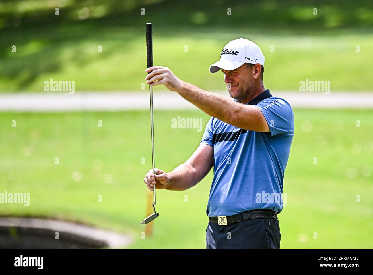 8. September 2023: Robert Karlsson aus Schweden legt seinen Putt auf den vierten Platz in der ersten Runde der Ascension Charity Classic im Norwood Hills Country Club in Jennings, MO Richard Ulreich/CSM Stockfoto