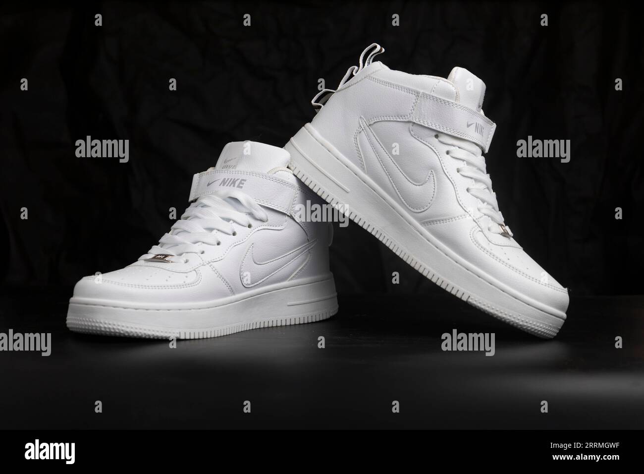 Kiew, Ukraine – 5. September 2023: Nike Air Force Sneakers in weiß isoliert auf schwarzem Hintergrund. Stockfoto