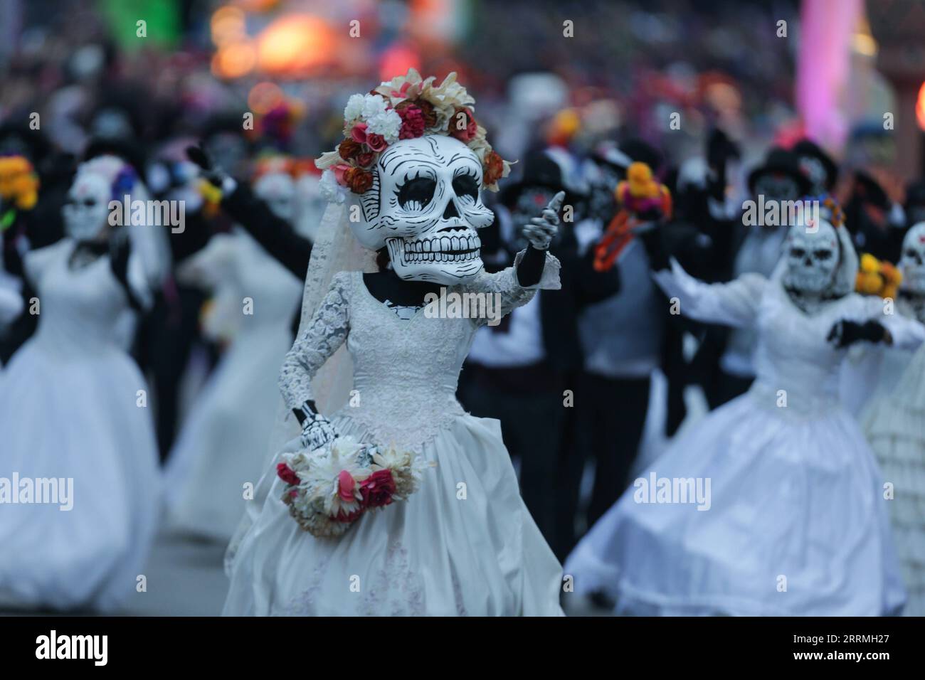 221030 -- MEXIKO-STADT, 30. Oktober 2022 -- Künstler treten am 29. Oktober 2022 bei der Day of the Dead Parade in der Innenstadt von Mexiko-Stadt, der Hauptstadt Mexikos, auf. Foto von /Xinhua MEXICO-MEXICO CITY-DAY OF THE DEAD PARADE FranciscoxCanedo PUBLICATIONxNOTxINxCHN Stockfoto