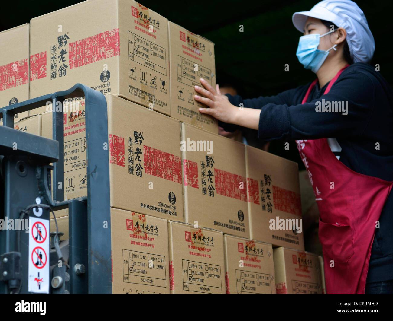 221030 -- CHISHUI, 30. Oktober 2022 -- Ein Arbeiter verschiebt Flaschenessig in eine Essigfabrik in Chishui, südwestchinesische Provinz Guizhou, 28. Oktober 2022. Chishui wird für seinen Sonnessig gefeiert, der ein traditionelles Herstellungsverfahren beibehalten hat. Die Produktionstechniken des Chishui-Essigs, die den Sonnenaufgang kennzeichnen, wurden 2009 als immaterielles Kulturerbe der Provinz Guizhou und 2021 als nationales Kulturerbe aufgeführt. Der Essig ist für seinen einzigartigen Geschmack bekannt, auch wegen seines bewährten Rezepts, das einige pflanzliche Arzneimittel enthält. Die lokale Regierung legt großen Wert auf die in Stockfoto