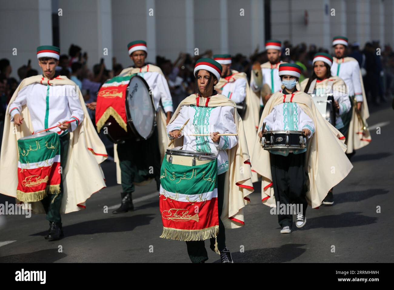 221101 -- ALGIER, 1. November 2022 -- die Menschen nehmen an einer Parade Teil, um den Nationalfeiertag in Algier, Algerien, 31. Oktober 2022 zu feiern. ALGERIEN-ALGIER-NATIONALE TAGESPARADE Xinhua PUBLICATIONxNOTxINxCHN Stockfoto