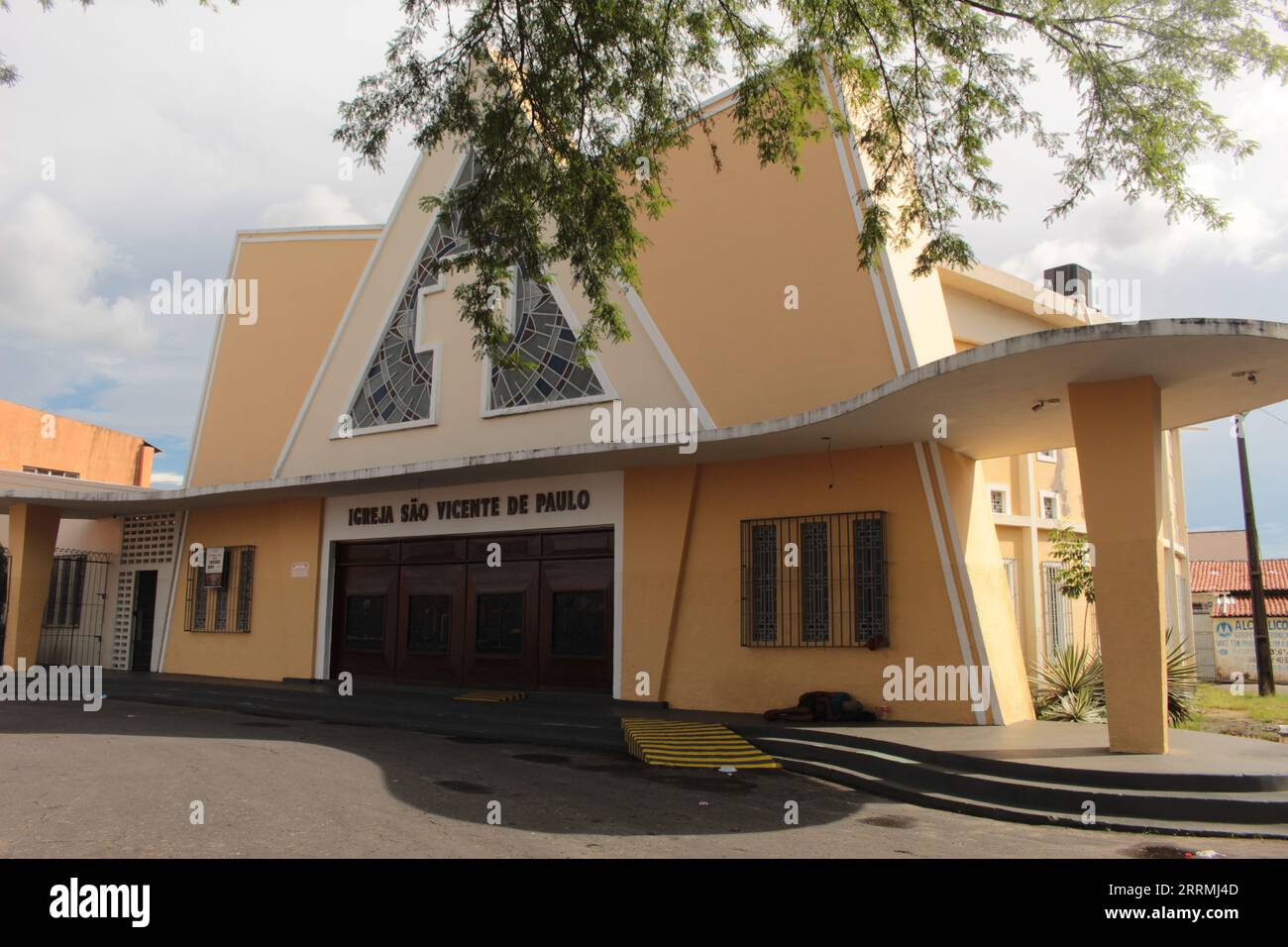 Fassade der modernen Kirche São Vicente de Paula im Viertel „Apeadouro“ in der Stadt São Luís, Maranhão, im Nordosten Brasiliens, Süden Stockfoto