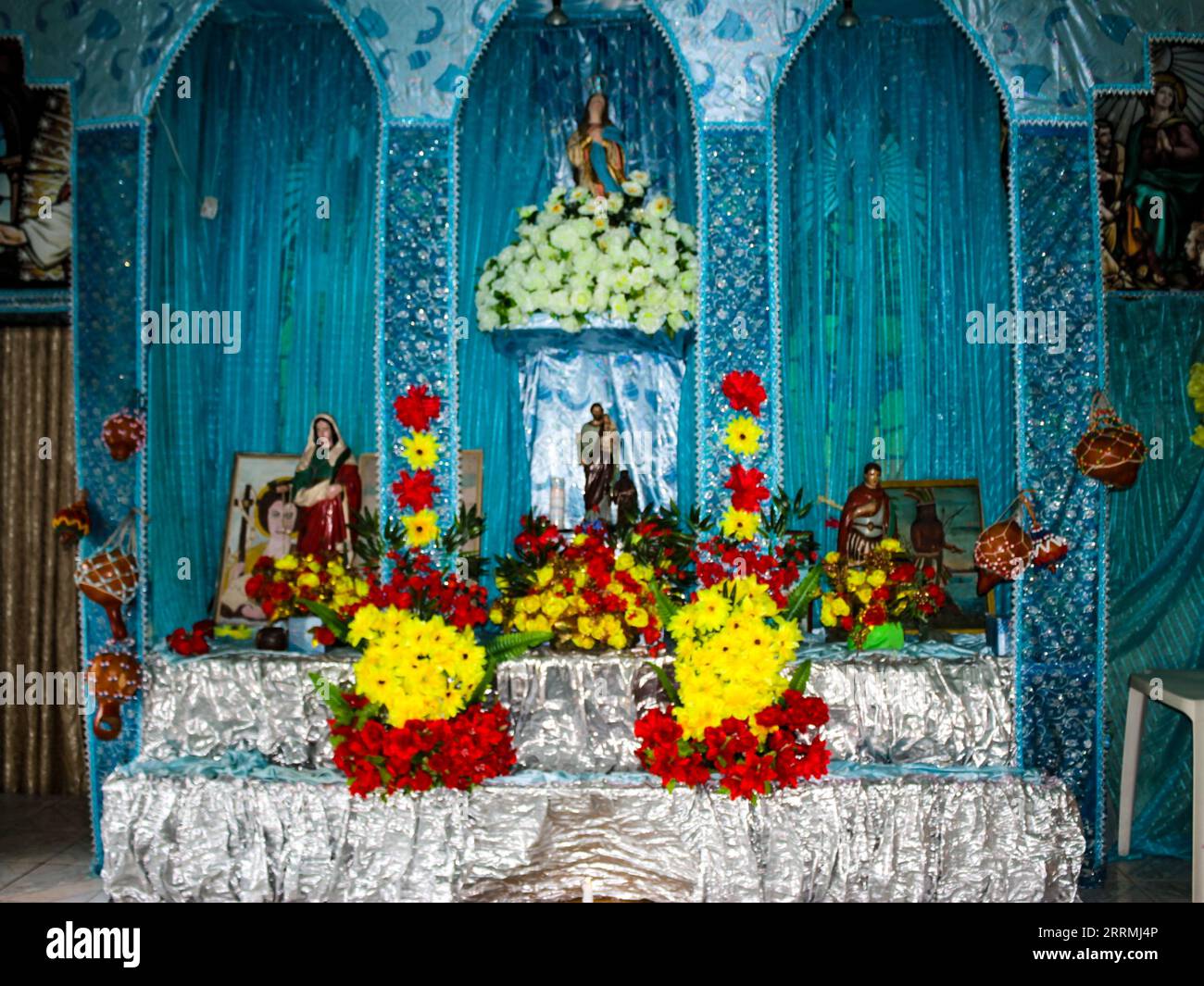 Ein Altar von Umbanda und Candoblé, einer afro-brasilianischen Religion, die die Anbetung afrikanischer Religionen mit indigenen Völkern und Christen verbindet. Stockfoto