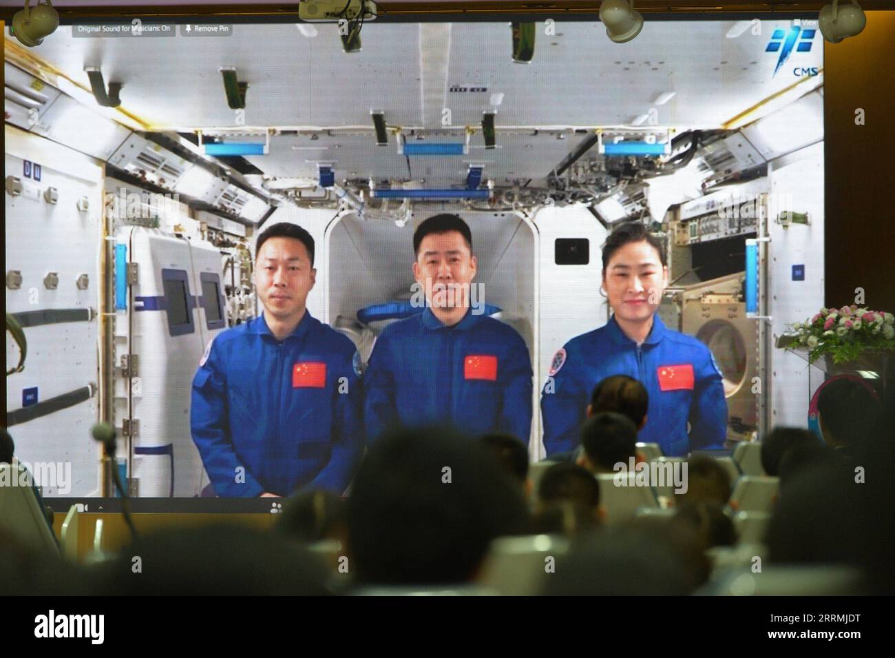 221102 -- BANGKOK, 2. Nov. 2022 -- Studenten nehmen am 1. Nov. 2022 an der Veranstaltung „Talk with Taikonauts“ in Bangkok, Thailand, Teil. Hunderte von Studenten in südostasiatischen Ländern nahmen am Dienstag an einer Live-Klasse Teil, die von Chinas Raumstation geliefert wurde, und sprachen mit chinesischen Taikonauten an Bord des Raumschiffs Shenzhou-14, was sie inspirierte, ihren Weltraumtraum zu verfolgen. ZUM MITMACHEN: Gespräche mit chinesischen Taikonauten inspirieren Weltraumtraum von ASEAN-Jugend ASEAN-STUDENTEN-CHINESISCHE TAIKONAUTS-DIALOG RachenxSageamsak PUBLICATIONxNOTxINxCHN Stockfoto