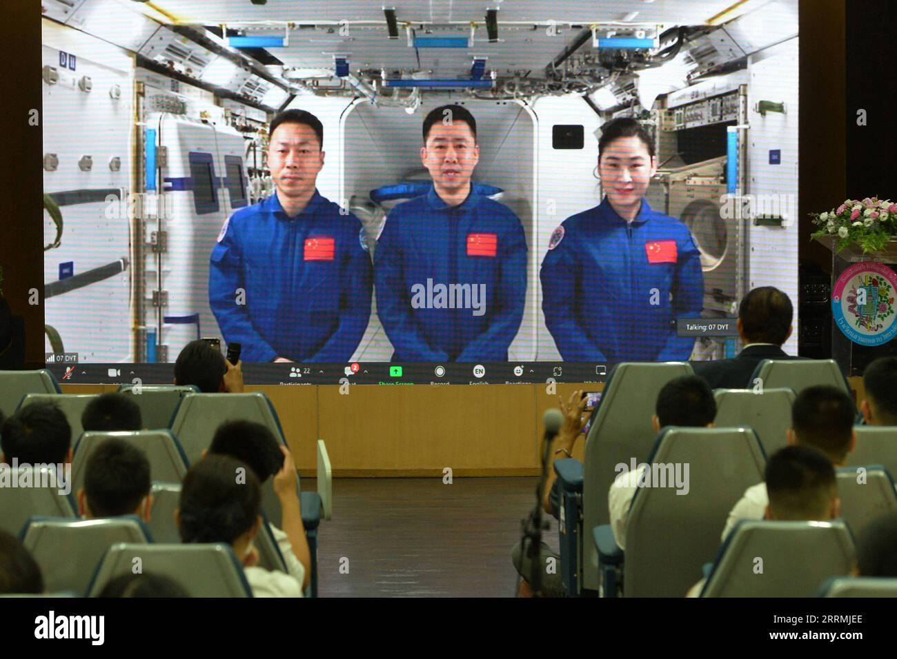 221102 -- BANGKOK, 2. Nov. 2022 -- Studenten nehmen am 1. Nov. 2022 an der Veranstaltung „Talk with Taikonauts“ in Bangkok, Thailand, Teil. Hunderte von Studenten in südostasiatischen Ländern nahmen am Dienstag an einer Live-Klasse Teil, die von Chinas Raumstation geliefert wurde, und sprachen mit chinesischen Taikonauten an Bord des Raumschiffs Shenzhou-14, was sie inspirierte, ihren Weltraumtraum zu verfolgen. ZUM MITMACHEN: Gespräche mit chinesischen Taikonauten inspirieren Weltraumtraum von ASEAN-Jugend ASEAN-STUDENTEN-CHINESISCHE TAIKONAUTS-DIALOG RachenxSageamsak PUBLICATIONxNOTxINxCHN Stockfoto