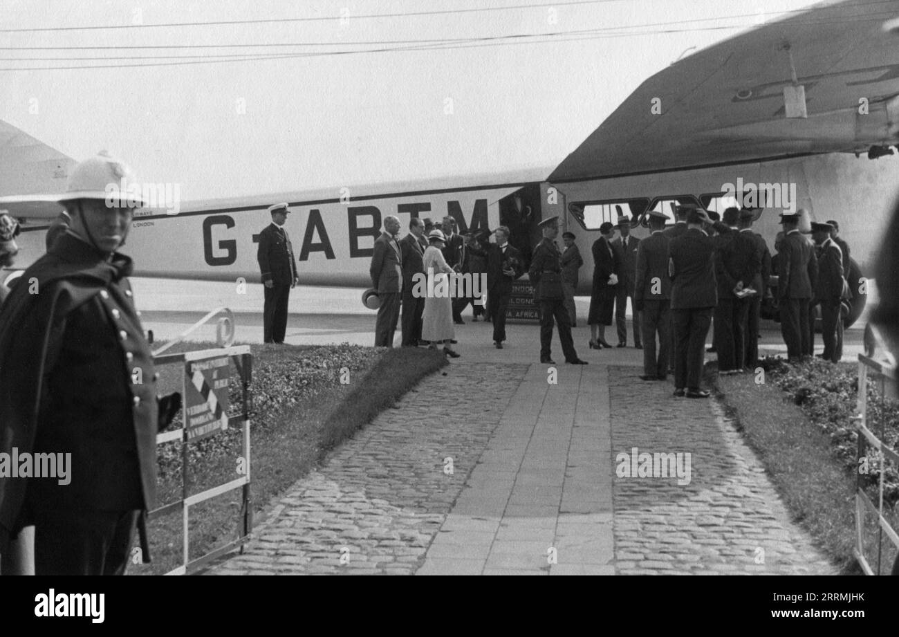 Brüssel. c.1933: König Albert I. und Königin Elisabeth von Belgien und der Herzog und Herzogin von Brabant steigen aus dem britischen Linienflugzeug Armstrong Whitworth AW.15 Atalanta „Aurora“ (G-ABTM) von Imperial Airways, nachdem sie am 9. Juni 1933 einen Flug von Brüssel nach Antwerpen und zurück absolviert hatten. Um das Flugzeug herum sind eine Gruppe von VIPs und Imperial Airways-Mitarbeitern versammelt. Stockfoto