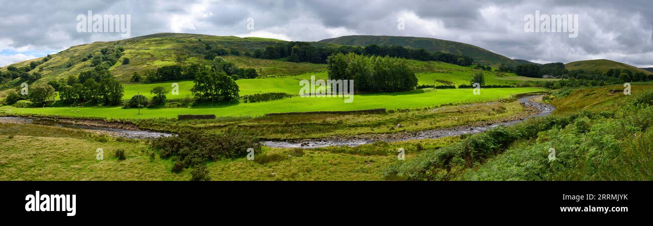 Blick aus der Vogelperspektive auf die wunderschöne grüne Landschaft des Forest of Bowland, Lancashire UK Stockfoto