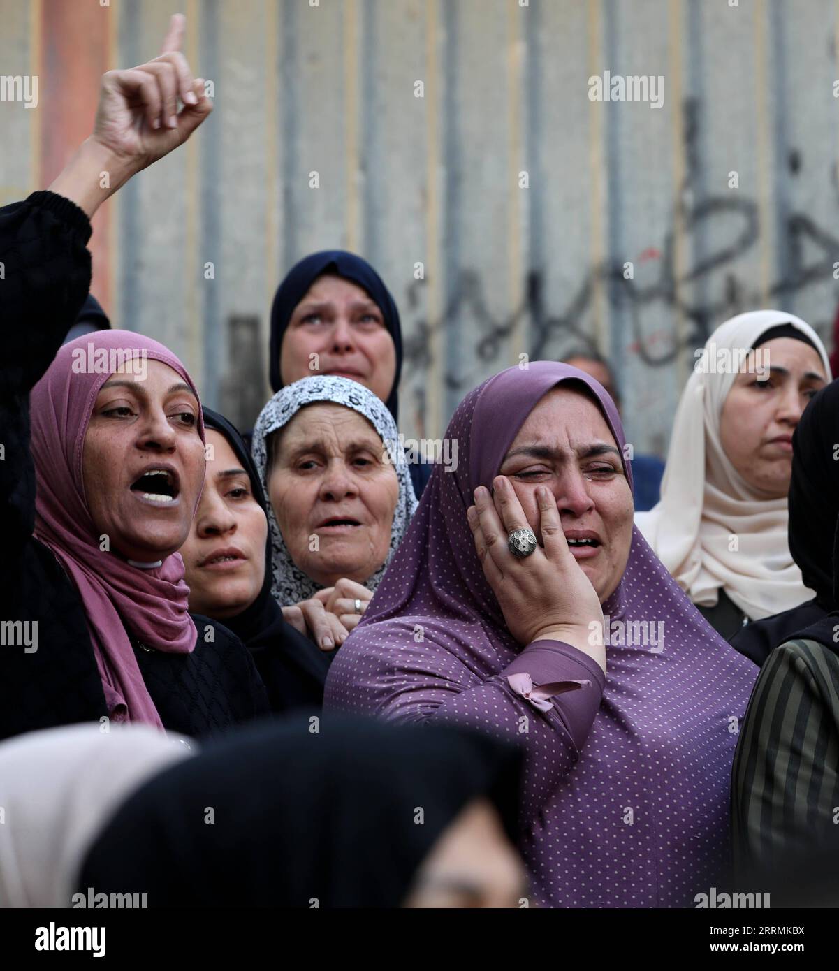 221104 -- JENIN, 4. November 2022 -- Menschen trauern während der Beerdigung von Farouq Salameh, der von israelischen Soldaten getötet wurde, in der Westjordanland-Stadt Jenin, 3. November 2022. Zwei Palästinenser wurden getötet und drei wurden am Donnerstagnachmittag von israelischen Soldaten in der Stadt Jenin im nördlichen Westjordanland und ihrem Flüchtlingslager verletzt, sagten palästinensische Ärzte und Augenzeugen. Foto: /Xinhua MIDEAST-JENIN-FUNERAL AymanxNobani PUBLICATIONxNOTxINxCHN Stockfoto