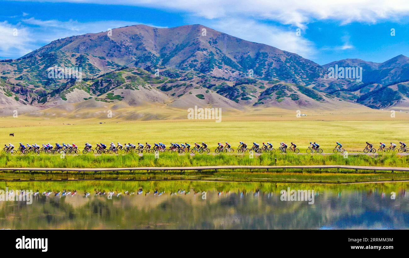 221105 -- ÜRÜMQI, 5. November 2022 -- dieses Foto, das am 26. Juli 2022 aufgenommen wurde, zeigt Athleten, die im Sayram Lake National Wetland Park in der autonomen Region Xinjiang Uygur im Nordwesten Chinas Radfahren. In den letzten Jahren wurde eine Reihe von Maßnahmen ergriffen, um den Schutz der Feuchtgebiete in der Region zu verstärken. CHINA-XINJIANG-FEUCHTGEBIETE-LANDSCHAFT CN Xinhua PUBLICATIONxNOTxINxCHN Stockfoto